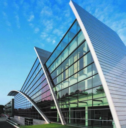 Die Gebäudehülle der Zukunft:  moderne, ökologische Architektur in Kombination mit einer optisch ansprechenden solaren Stromerzeugung  -   temperaturgesteuerter Glasvorhangfassade mit hohen Wärmedämmstandards und innovativer Haustechnik